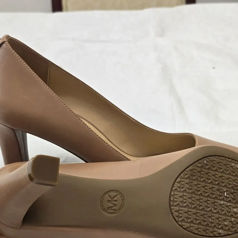 Michael Kors Elegant Logo Tan Pumps New